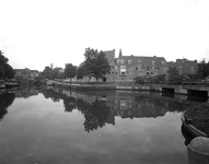 85752 Gezicht op de Nieuwekade te Utrecht; op de voorgrond de Stadsbuitengracht, links de Zandbrug met daarachter ...